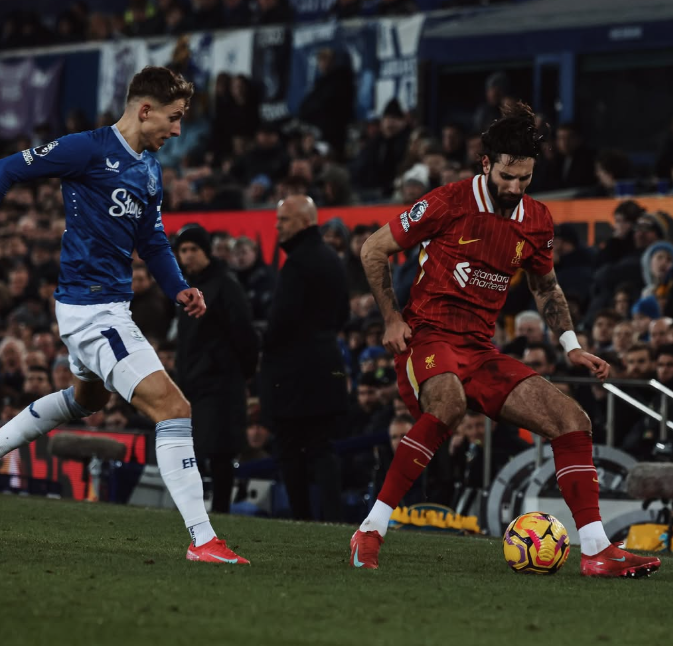 Com briga e gol no fim, Liverpool e Everton empatam pela Premier League