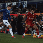 Com briga e gol no fim, Liverpool e Everton empatam pela Premier League