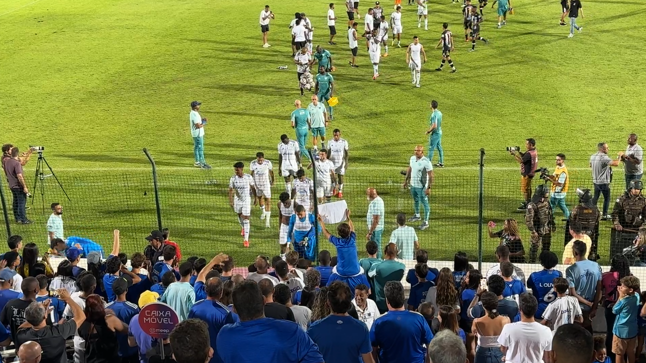 Cruzeiro deixa o campo vaiado e sob protestos após derrota para Democrata-GV