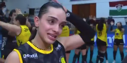 Após revelar traição, Natinha se destaca em quadra pelo Praia e se emociona