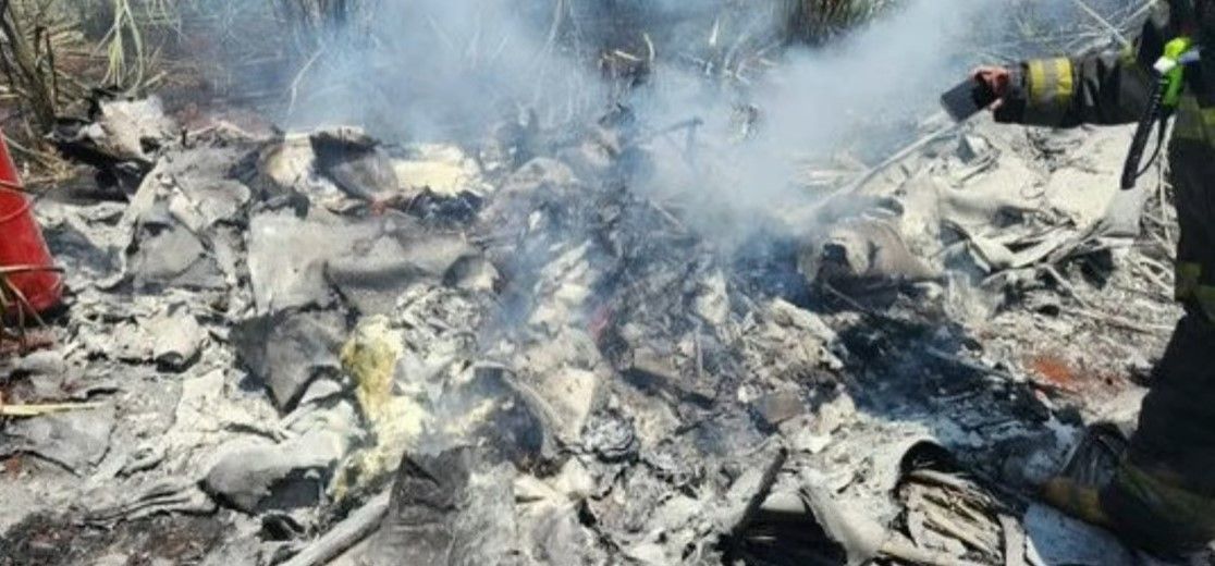 Avião com duas pessoas a bordo cai no interior de São Paulo