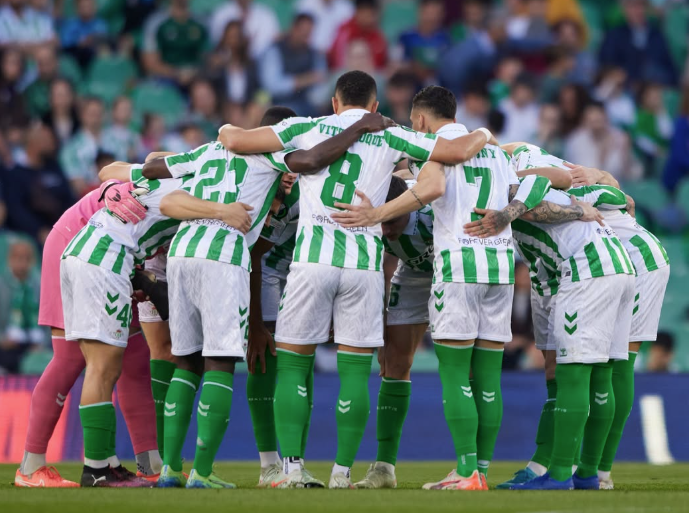 Com Vitor Roque expulso, Real Betis é derrotado, mas avança na Liga Conferência