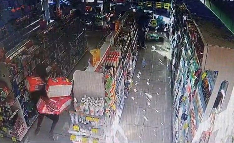 Vídeo: criminosos fazem arrastão em farmácia, agridem funcionário e roubam diversos itens