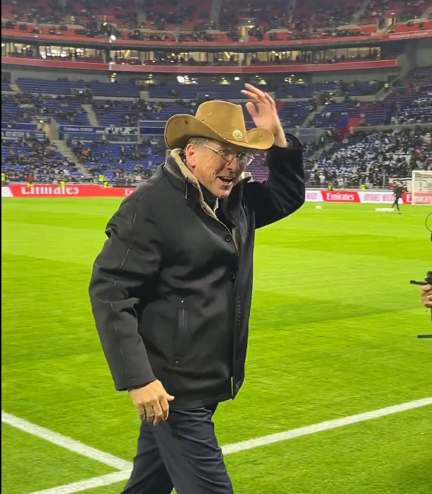 John Textor veste chapéu de caubói após discussão com presidente do PSG