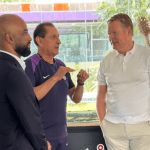 Técnico da Holanda conhece CT do Corinthians e conversa com Ramón Díaz; veja