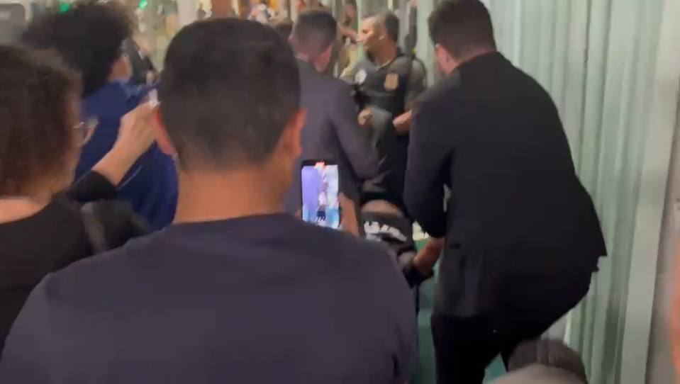 Homem é retirado à força da Câmara após protesto contra a escala de trabalho 6x1