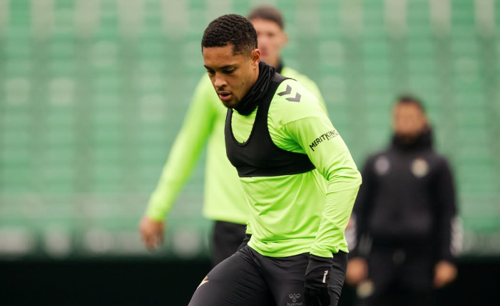 Próximo do Palmeiras, Vitor Roque deixa treino do Betis em silêncio