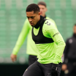 Próximo do Palmeiras, Vitor Roque deixa treino do Betis em silêncio