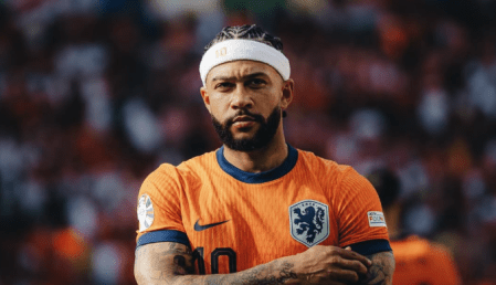 Memphis Depay com a camisa da Holanda na Eurocopa 2024