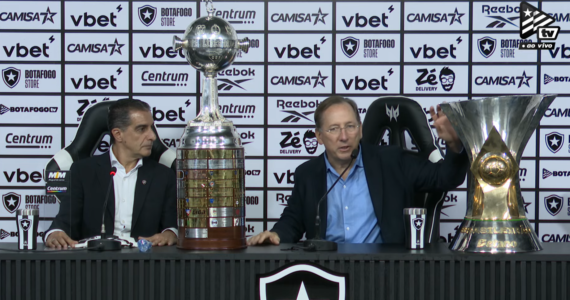 John Textor exibe taças do Botafogo e provoca o Flamengo: 'Venha nos pegar'