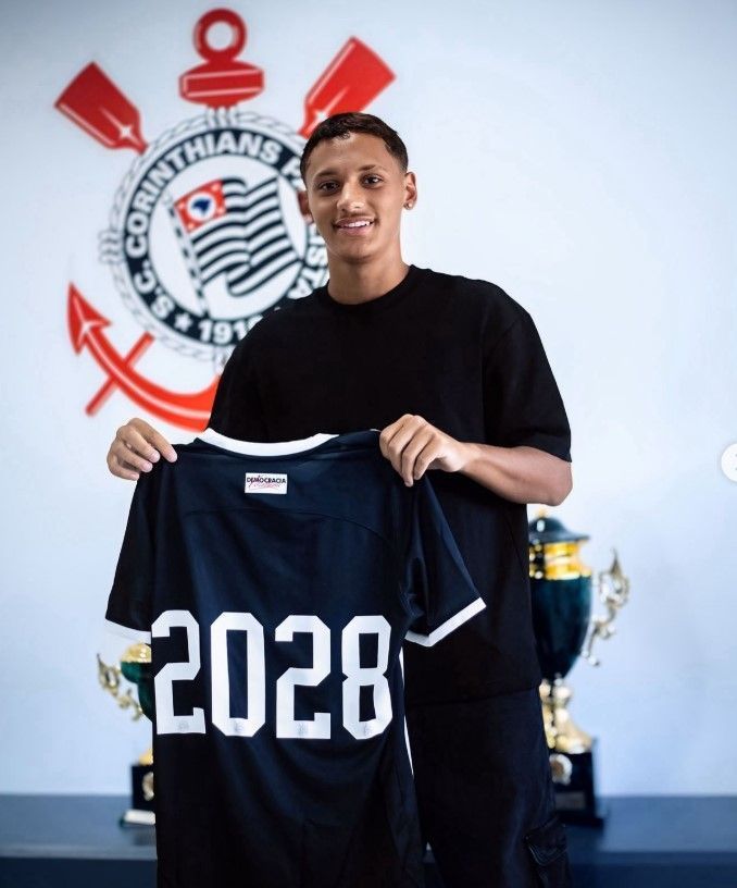 Filho de ex-volante assina primeiro contrato profissional com o Corinthians
