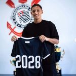 Filho de ex-volante assina primeiro contrato profissional com o Corinthians