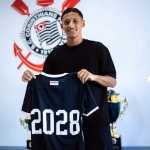 Filho de ex-volante assina primeiro contrato profissional com o Corinthians