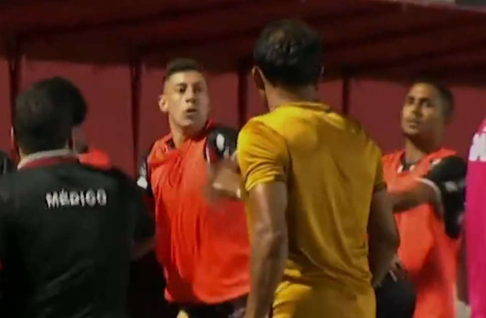 Jogadores do mesmo time trocam socos no banco de reservas em intervalo de jogo