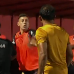 Jogadores do mesmo time trocam socos no banco de reservas em intervalo de jogo