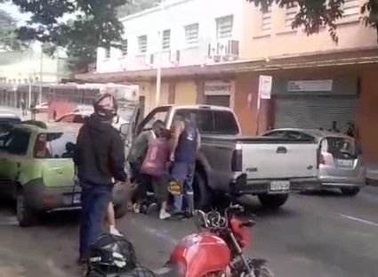 Motorista atropela adolescente no Centro de BH e é agredido por populares