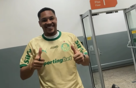 Vitor Roque desembarca no Brasil para se apresentar ao Palmeiras