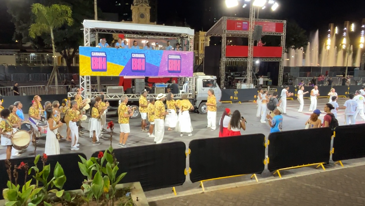Blocos caricatos, tradicionais no Carnaval de BH, animam avenida dos Andradas