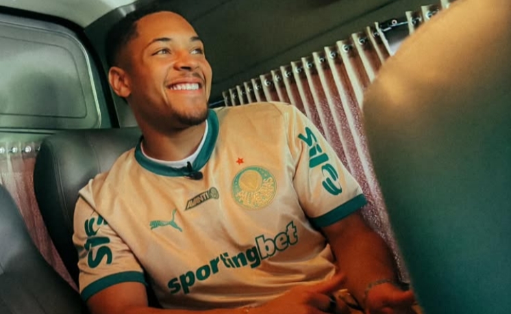 Agente projeta quando Vitor Roque, do Palmeiras, voltará à Europa