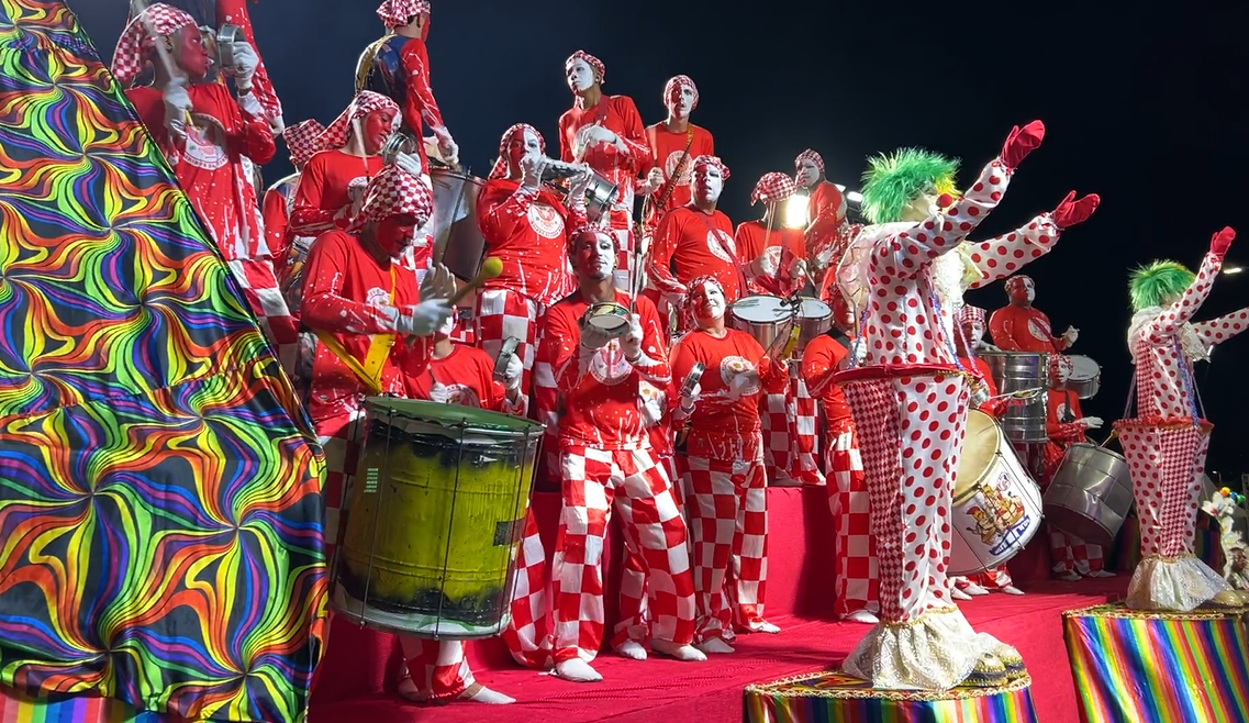 Blocos caricatos levam a tradição carnavalesca para a avenida dos Andradas em BH; veja fotos