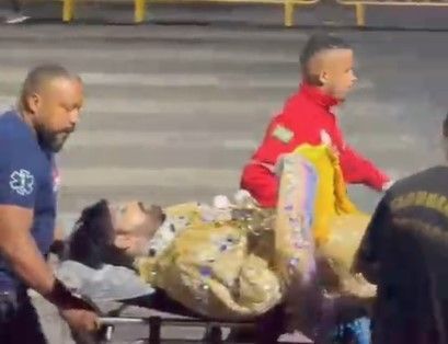 Homem desmaia e cai de carro alegórico durante desfile de escola de samba em BH