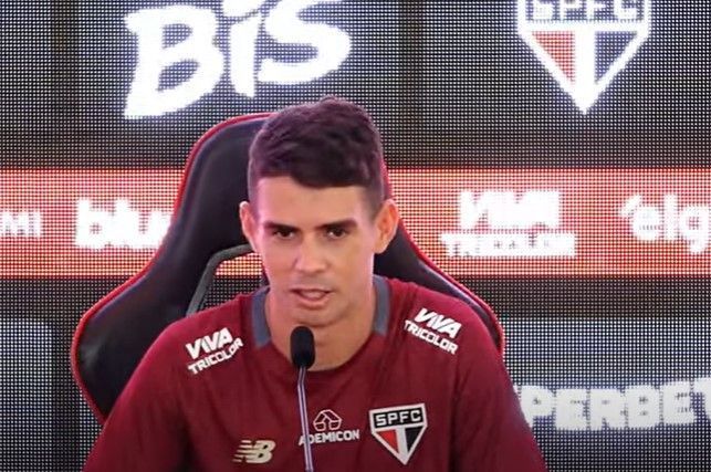 Às vésperas de Palmeiras x São Paulo, Oscar critica gramado sintético