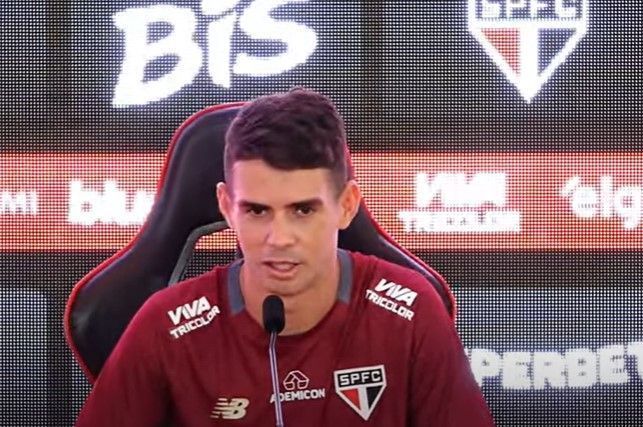 Destaque do São Paulo, Oscar critica o uso do gramado sintético no Brasil Destaque do São Paulo, Oscar critica o uso do gramado sintético no Brasil