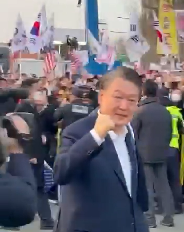 Vídeo: Aplaudido por apoiadores, presidente da Coreia do Sul deixa prisão sorrindo e acenando