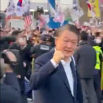 Vídeo: Aplaudido por apoiadores, presidente da Coreia do Sul deixa prisão sorrindo e acenando