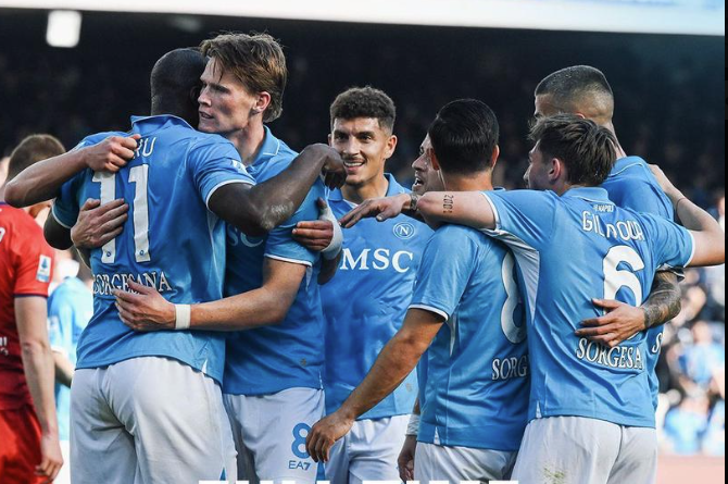 Napoli vence Fiorentina e segue na perseguição ao líder do Campeonato Italiano