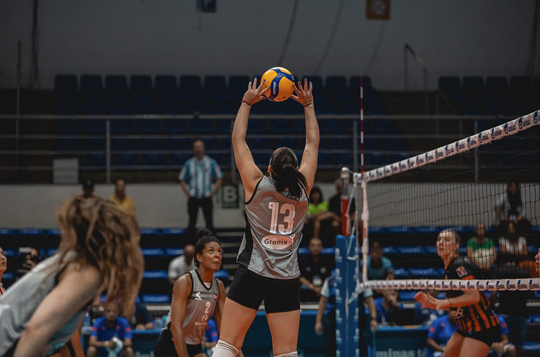 Estudiantes vence Murano e avança à semifinal do Sul-Americano de Vôlei