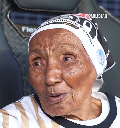 Torcedora de 97 anos se emociona ao conhecer Memphis Depay, do Corinthians