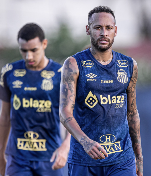 Neymar rebate críticas de torcedor do Santos: 'Fica quieto'