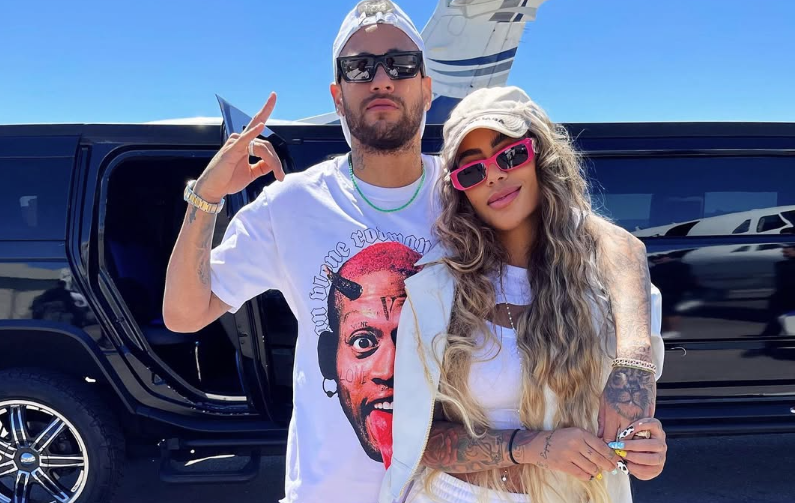Alvo de críticas, Neymar curte festa da irmã ao lado de ex-companheiro de Barcelona