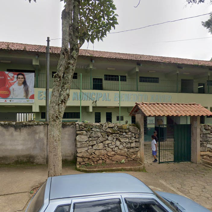 Mãe denuncia falta de portas nos banheiros da Escola Municipal Benedito Xavier, em Ouro Preto
