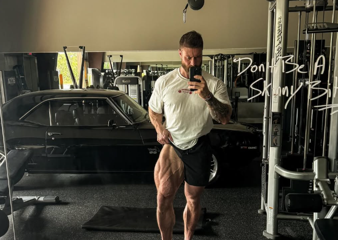 Hexacampeão do Mr. Olympia, CBum bate carro em academia; veja o vídeo