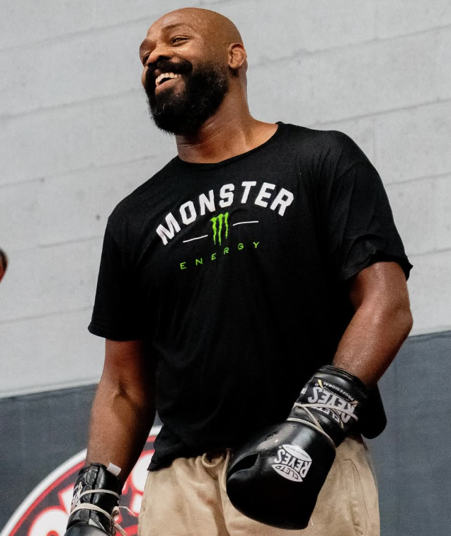 Astro do UFC surpreende e faz corte de cabelo inspirado em animação; veja