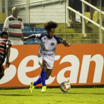 Jogador de clube goiano é preso por estupro e extorsão na Bahia, diz TV
