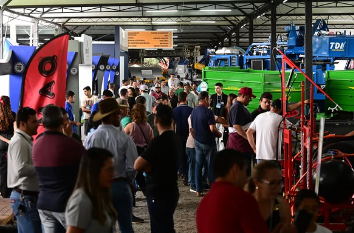 Feira especializada em máquinas acontece até sexta-feira em Guaxupé