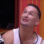 BBB 25: Tadeu Schmidt nota comportamento curioso em Diego e o deixa sem graça