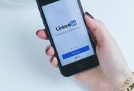 Novo CEO do LinkedIn alerta jovens sobre Inteligência Artificial