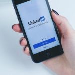 Novo CEO do LinkedIn alerta jovens sobre Inteligência Artificial
