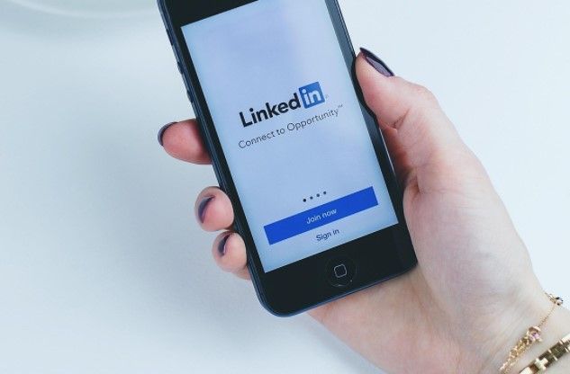 Novo CEO do LinkedIn alerta jovens sobre Inteligência Artificial