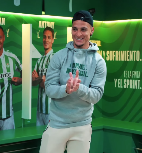 Destaque do Real Betis, Antony recebe homenagem do clube espanhol; veja