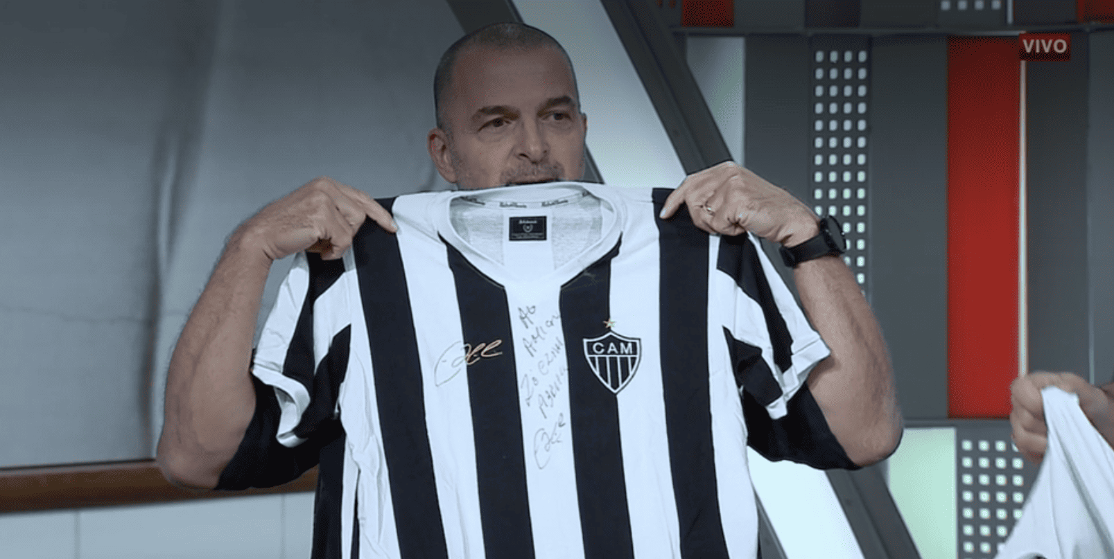 Comentarista da ESPN exibe camisa de ídolo do Atlético e revela inspiração