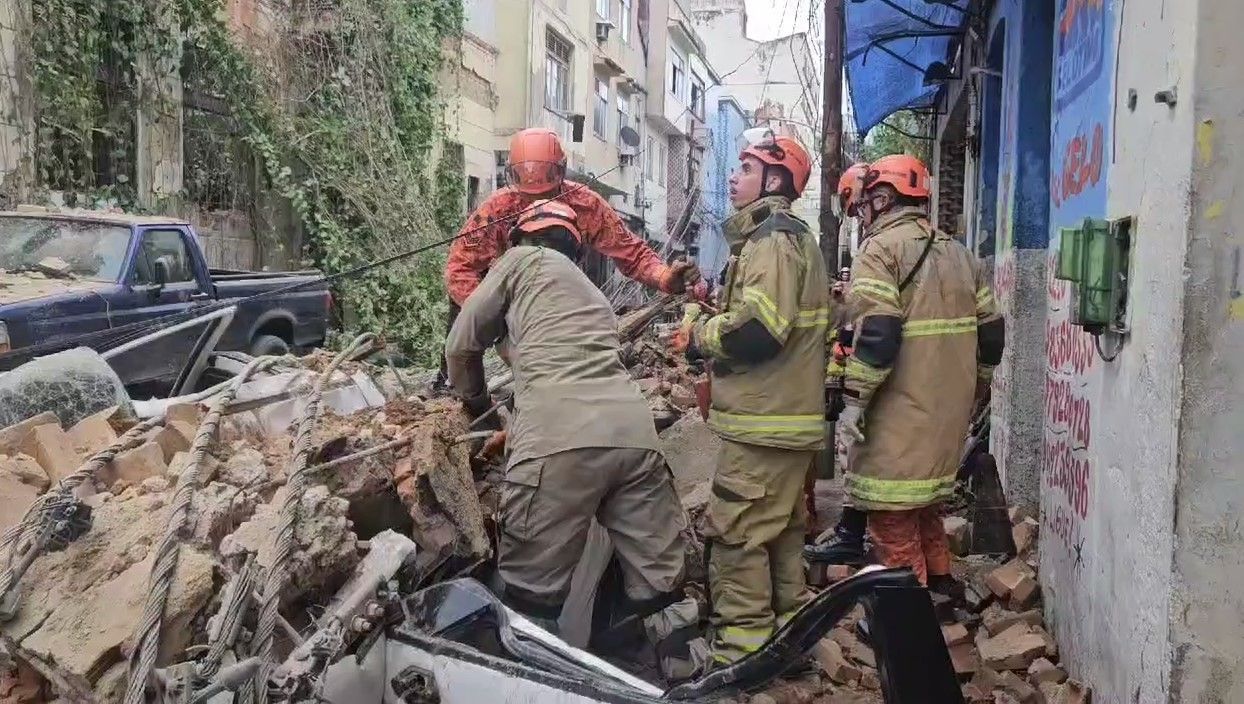 Vídeo: Casarão desaba e escombros matam uma pessoa no Centro do Rio