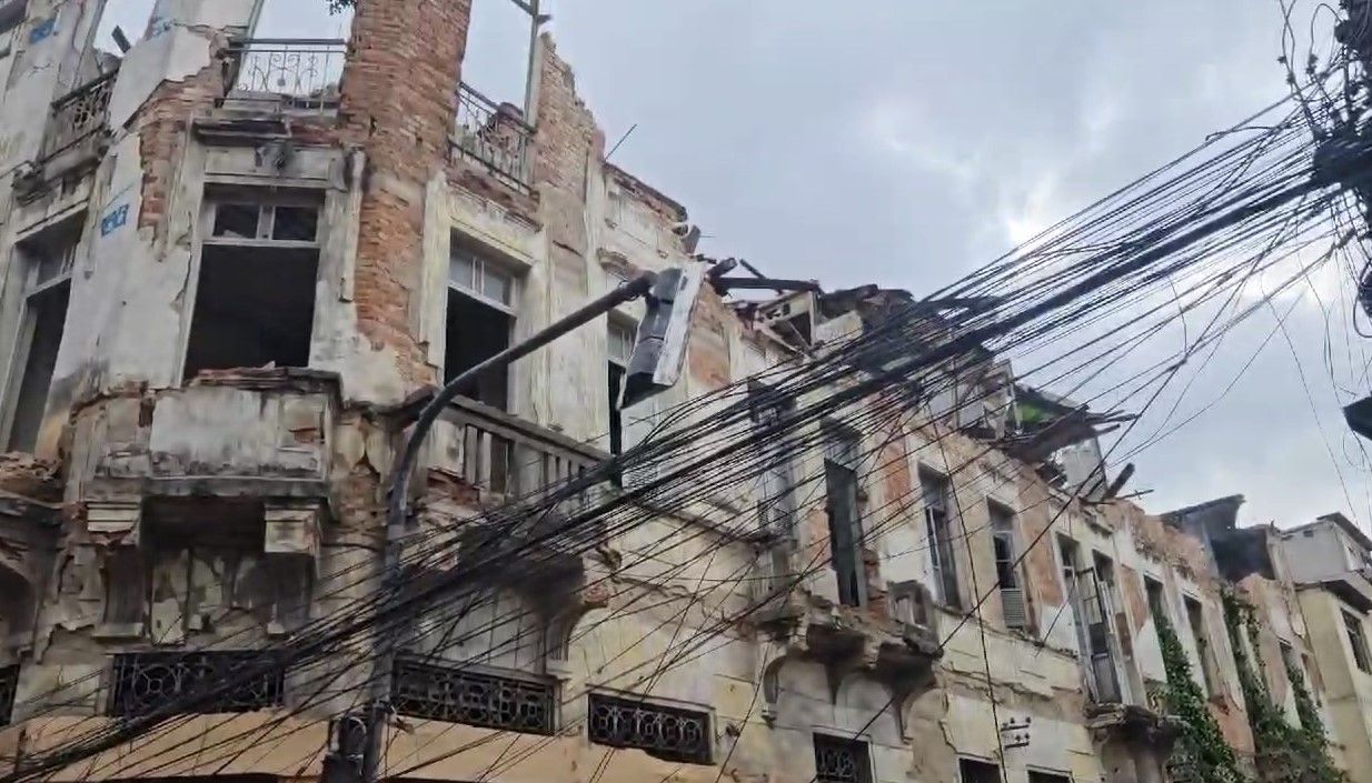 Veja o antes e depois do casarão que desabou e matou uma pessoa no Centro do Rio