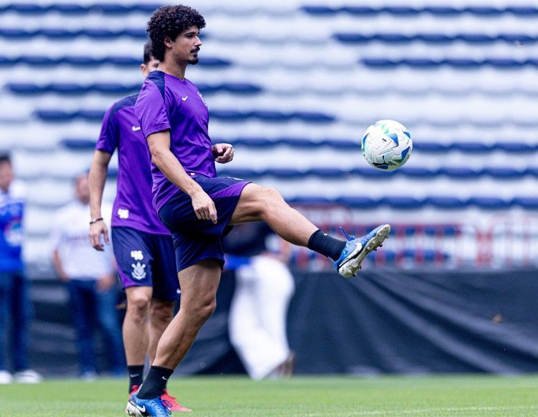 Referência no Corinthians, André Ramalho perde espaço e vê dupla se consolidar