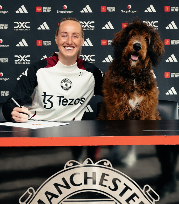 Cachorro rouba cena durante renovação de contrato de atleta do Manchester United; veja