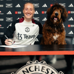 Cachorro rouba cena durante renovação de contrato de atleta do Manchester United; veja